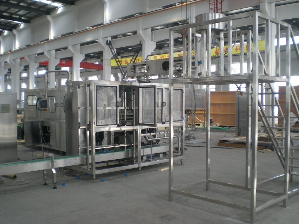 4 or 5 gallon mineral water bottles filling machine filling and sealing 300 barrel / hour